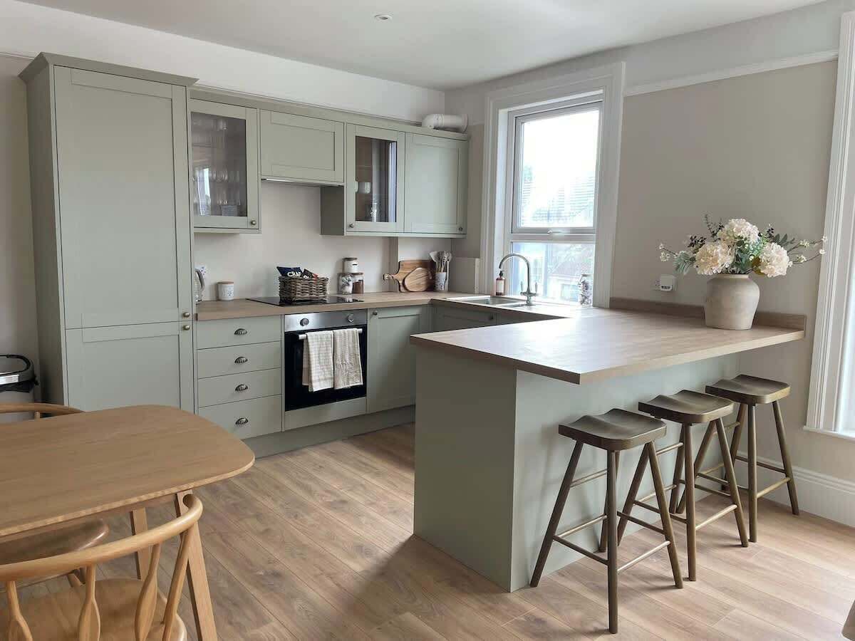 Kylskåp, ugn, diskmaskin och brödrost