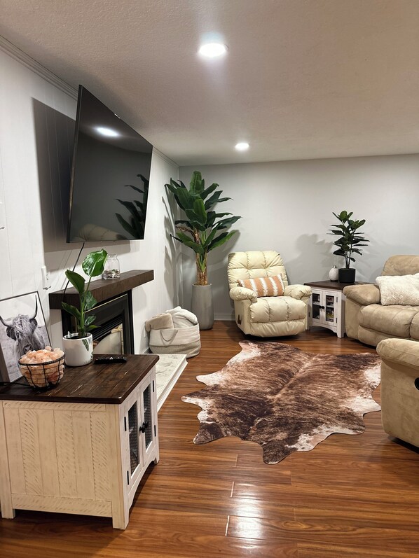 TV, fireplace