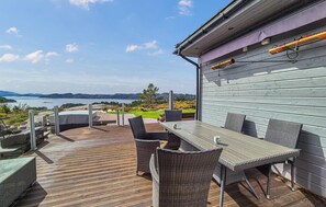 Outdoor dining - Beautiful home in Fitjar with house sea view (Fitjar)