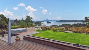 A deck with a view of a lake and mountains. - Beautiful home in Fitjar with house sea view (Fitjar)