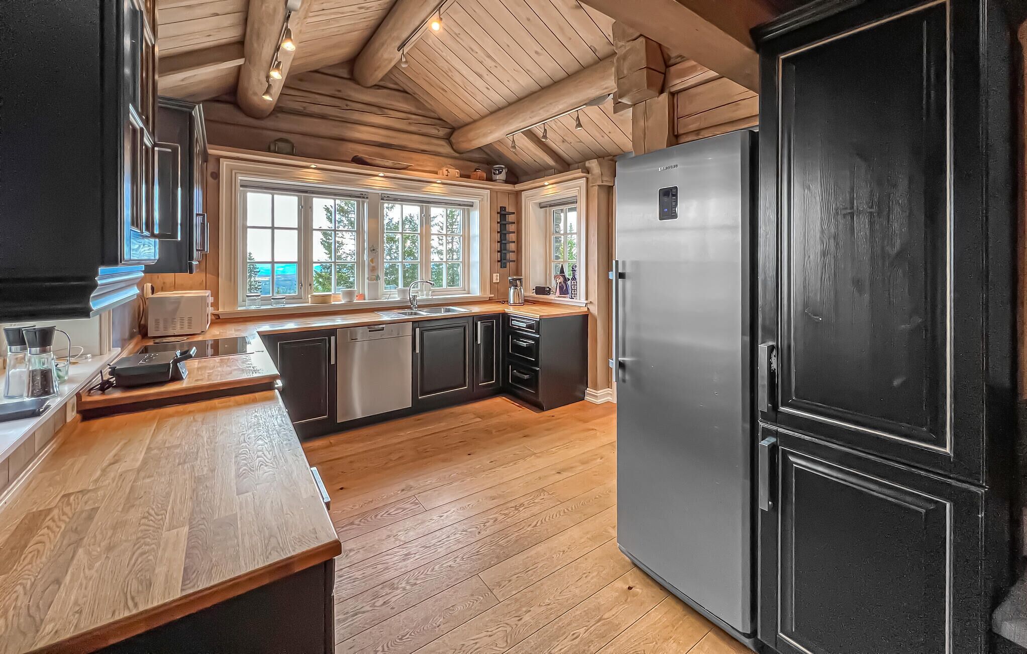 Kylskåp, ugn, spishäll och diskmaskin