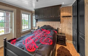 5 bedrooms, travel crib, free WiFi