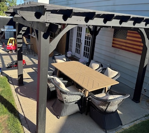 Outdoor dining - RYDER CUP home with heated pool down the road from all the action (Massapequa Park)