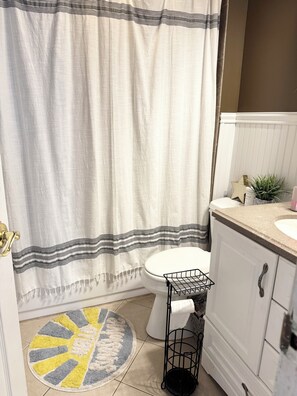 Shower, hair dryer, towels, soap - RYDER CUP home with heated pool down the road from all the action (Massapequa Park)