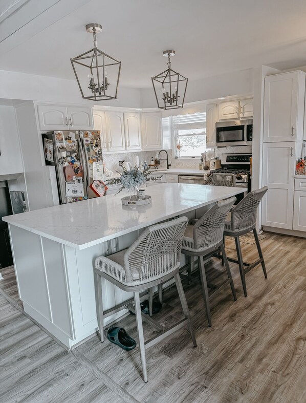 Mikrobølgeovn, ovn, kokeplater og oppvaskmaskin