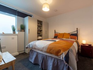 1 habitación, tabla de planchar con plancha, wifi y ropa de cama