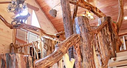 Deluxe 4-Bedroom Log Cabin