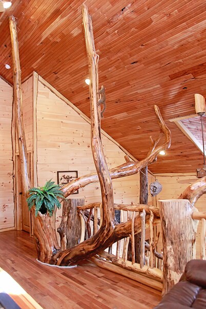 Deluxe 4-Bedroom Log Cabin