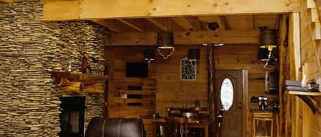 Televisio, takka, DVD-soitin, stereot