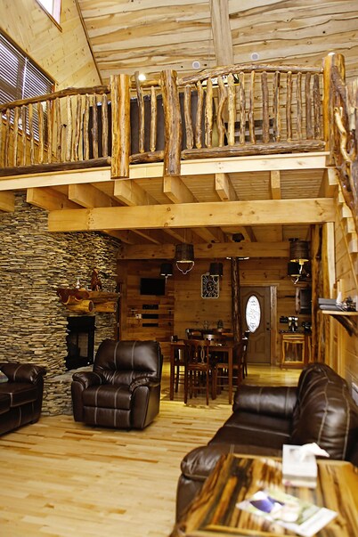 Deluxe 4 Bedroom 4-1/2 Bath Log Cabin With Theater Room