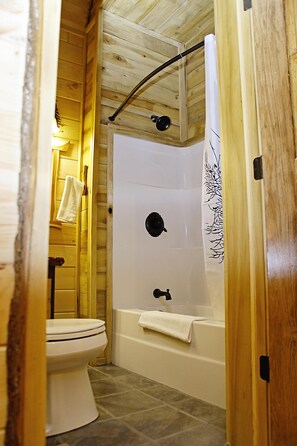 Een douche, een haardroger, handdoeken
