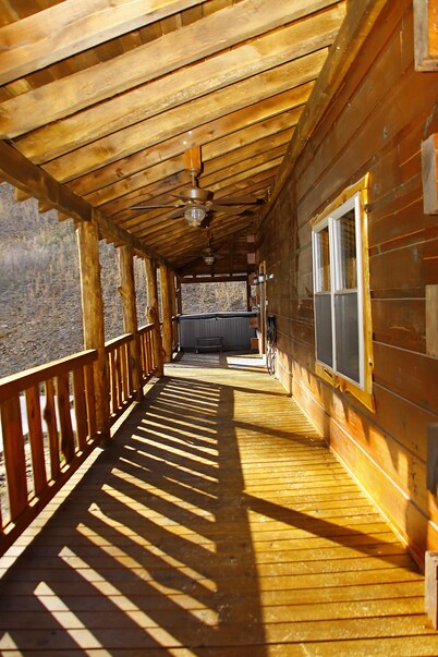Deluxe 4 Bedroom 4-1/2 Bath Log Cabin With Theater Room