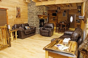 Televisie, een open haard, een dvd-speler en een stereo