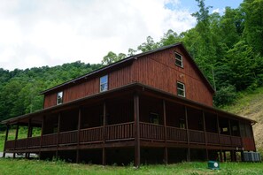 Exterior - 6-Bedroom Master Deluxe, 5.5-Bath Log Cabin with Theater Room (chapmanville)