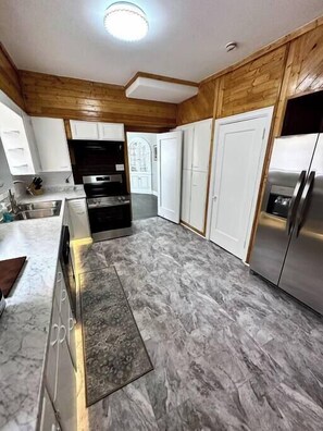 Fridge, microwave, oven, stovetop - Spacious four-bedroom home (Logan)