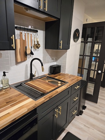 Microwave, oven, stovetop, dishwasher. BRAND NEW fully renovated upstairs apartment in the heart of downtown Greene, NY
