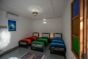 1 bedroom, WiFi, bed sheets - Enjoyable riad with AC in vibrant Fes : Room Fatima (Fes)