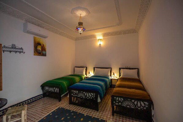 1 bedroom, WiFi, bed sheets - Enjoyable riad with AC in vibrant Fes : Room Fatima (Fes)