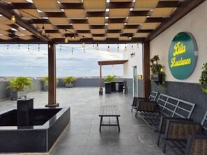 Terrace/patio - Chic 1-bedroom apartment with AC, rooftopterrace fitness room in wonderful Accra (Accra)