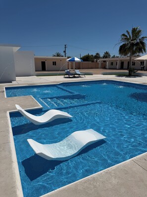 Una piscina al aire libre