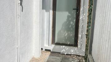 公寓, 多张床, 露台, 花园景观 | 浴室淋浴