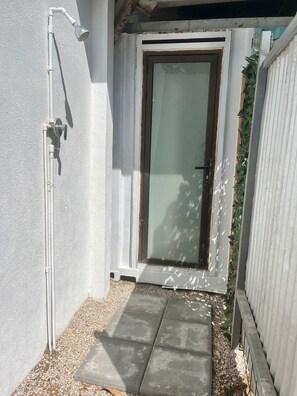 Leilighet, flere senger, terrasse, hageutsikt | Dusj på badet