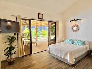 Apartament, 1 llit de matrimoni gran, pati, vistes al jardí | Espai de treball apte per a portàtils i wifi gratuïta