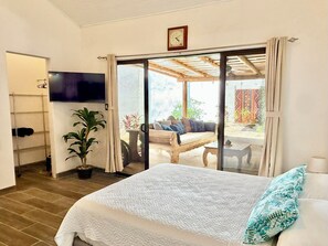 Appartement, 1 très grand lit, patio, vue jardin | Vue de la chambre