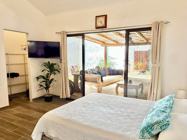 Queen Bed, Patio and Garden View | Vue de la chambre
