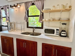 Apartamento, 1 cama King, varanda, vista para o jardim | Cozinha privada | Geladeira grande, micro-ondas, fogão, cooktop