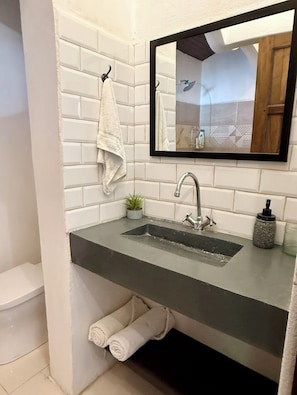 Apartamento, 1 cama King, varanda, vista para o jardim | Banheiro | Chuveiro, produtos de toalete grátis, secador de cabelo