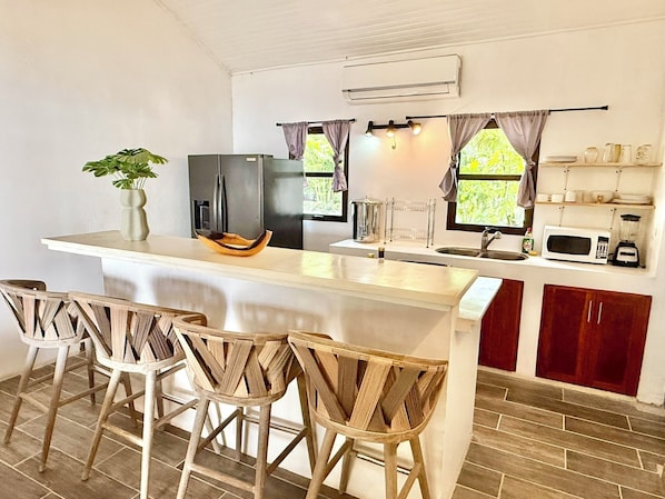 Apartamento, 1 cama King, varanda, vista para o jardim | Opções para refeição no quarto