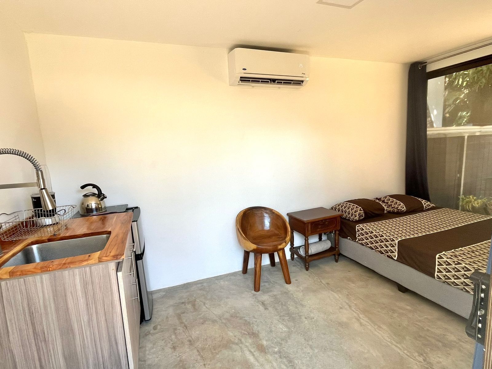 Laptop workspace, free WiFi