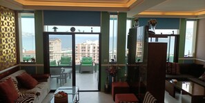 TV - Spacious Seaview Apartment with Mirrored 360° Balcony – Jounieh Kaslik (Jounieh)
