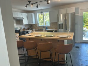 Fridge, oven, stovetop, dishwasher