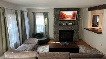 Smart TV, chimenea, libros