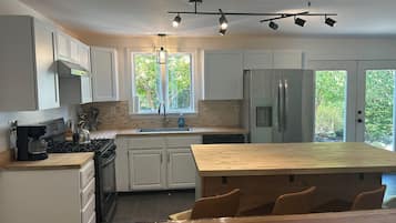 Fridge, oven, stovetop, dishwasher