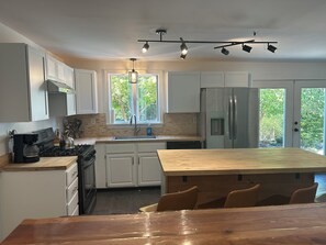 Fridge, oven, stovetop, dishwasher