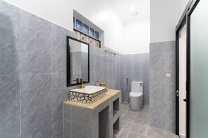 Dusche, Haartrockner, Bidet, Handtücher