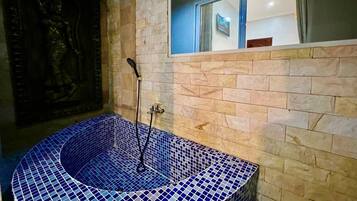 Dusche, Haartrockner, Bidet, HandtĂŒcher