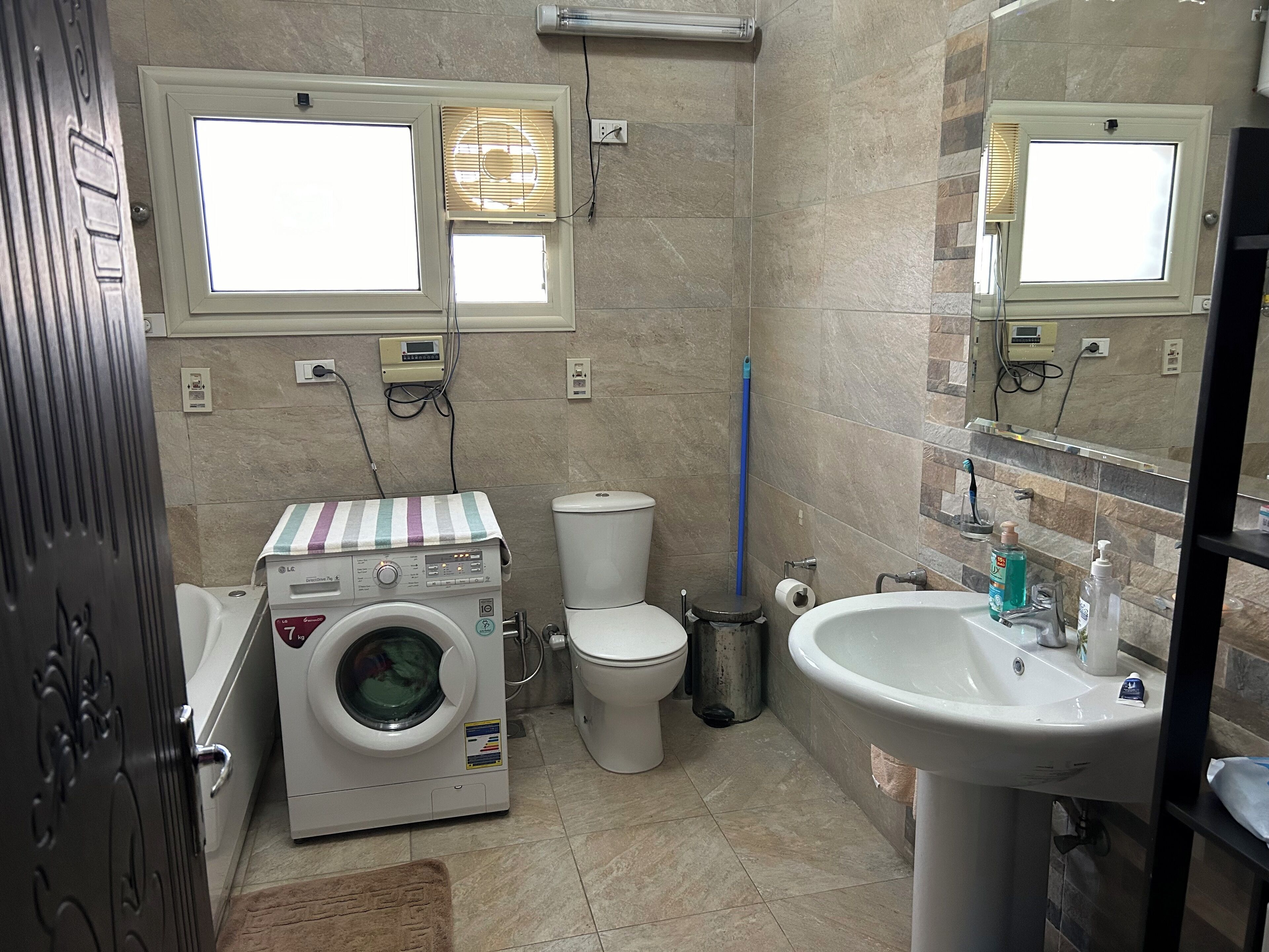 Shower, jetted tub, bidet, towels