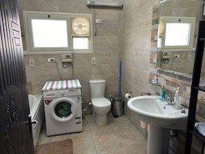 Douche, baignoire à jets, bidet, serviettes fournies