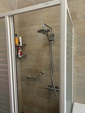 Shower, jetted tub, bidet, towels