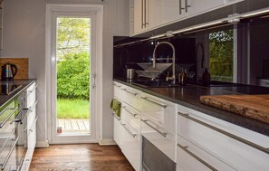 Fridge, oven, dishwasher, coffee/tea maker