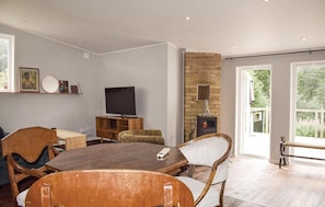Smart TV, fireplace