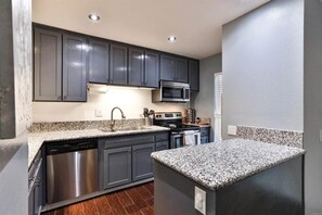 Kylskåp, mikrovågsugn, ugn och spishäll