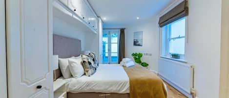4 habitaciones, tabla de planchar con plancha, wifi y ropa de cama