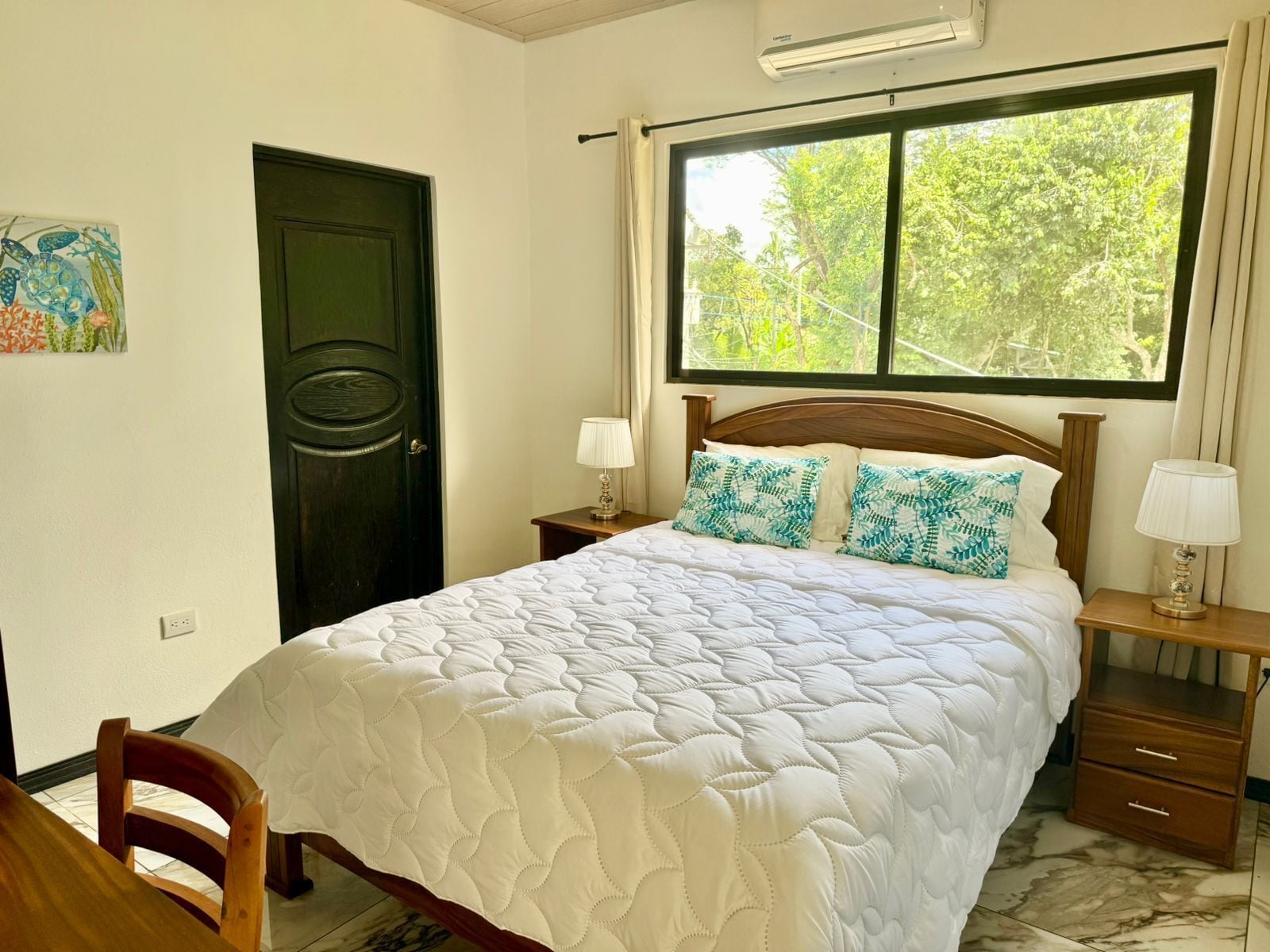 Suite, balcón, vistas al patio | Escritorio, espacio para trabajar con un portátil, wifi gratis