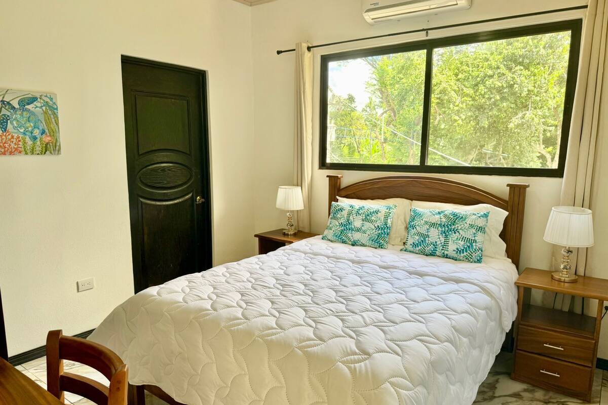 Suite, Balkon, Blick auf den Innenhof | Schreibtisch, laptopgeeigneter Arbeitsplatz, kostenloses WLAN