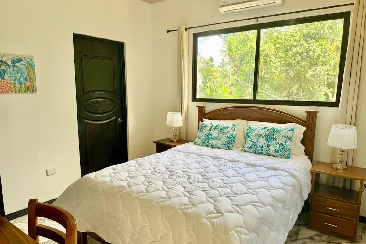 Suite, balcón, vistas al patio | Escritorio, espacio para trabajar con un portátil, wifi gratis